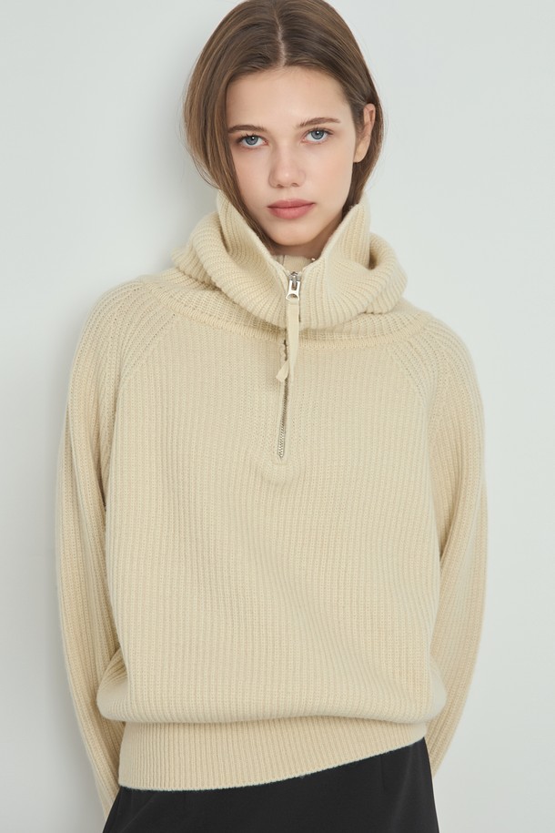 울 데이 니트_버터는 부드러운 촉감의 울 소재로 제작되어 가을, 겨울 시즌에 따뜻하게 착용하기 좋은 여성용 니트입니다. 베이직하고 클래식한 스타일로, 하프넥 디자인과 긴 소매 기장이 특징이며, 레귤러 핏으로 편안하게 착용할 수 있습니다. 버터, 아이보리 두 가지 색상으로 출시되었으며, 골지 패턴과 칼라 및 립 디테일이 돋보입니다. 출근룩 또는 데일리룩으로 활용하기 좋으며, 미니멀한 스타일을 선호하는 분들께 추천합니다.
