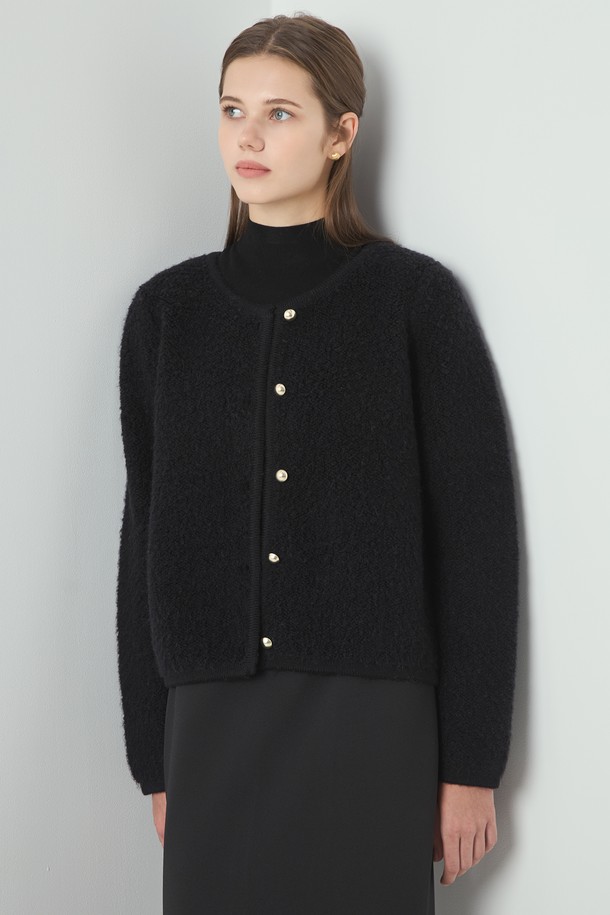 블랙 컬러의 트위드 카디건입니다. 울 소재와 트위드 소재의 조합으로 가을, 겨울 시즌에 적합하며, 두꺼운 두께감으로 따뜻하게 착용할 수 있습니다. 하이넥 디자인과 긴 소매, 레귤러 핏으로 미니멀하고 베이직한 스타일을 연출합니다. 뻣뻣한 촉감과 버튼 디테일, 크롭 실루엣이 특징이며, 오피스룩, 모임룩, 연말 모임룩 등 다양한 TPO에 활용 가능합니다. 클래식, 미니멀, 시크 스타일을 즐겨 입는 여성분들께 추천합니다.

