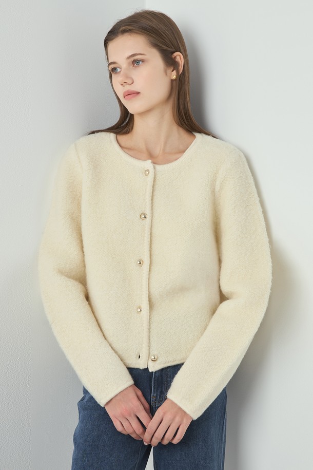 아이보리 컬러의 트위드 카디건입니다. 여성 의류로, 가을과 겨울에 어울리는 두꺼운 두께감의 긴소매 니트 카디건입니다. 라운드넥 디자인에 레귤러핏으로 제작되었으며, 베이직하고 클래식한 스타일을 연출합니다. 부드러운 촉감의 트위드 소재로 제작되어 오피스룩, 모임룩, 데이트룩 등 다양한 TPO에 활용 가능합니다. 버튼 여밈 방식의 무지 패턴으로 미니멀한 디자인을 선호하는 분들께 추천합니다.
