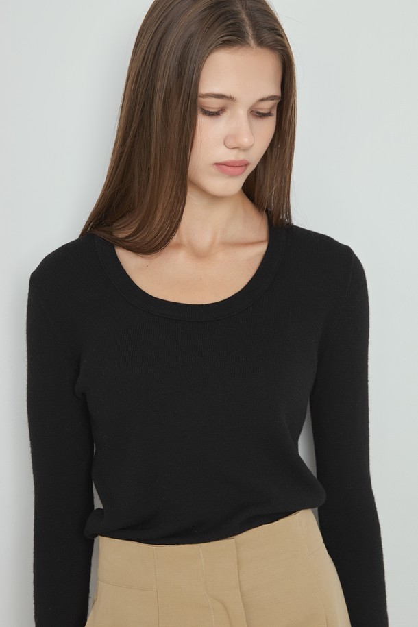 베이직 니트_블랙은 여성스러운 스타일을 연출하는 데 적합한 상의입니다. 부드러운 울 소재로 제작되어 봄, 가을, 겨울 세 계절 모두 활용 가능하며, 레귤러 핏과 라운드넥 디자인으로 편안한 착용감을 선사합니다. 무지 패턴의 블랙 컬러는 어떤 옷에도 잘 어울려 이너웨어로도 활용도가 높습니다. 오피스룩, 출근룩, 모임룩 등 다양한 TPO에 클래식, 미니멀, 시크한 스타일을 더해 세련된 룩을 완성해보세요. 정교한 넥라인 디테일과 긴 소매 기장이 특징인 레귤러핏 니트입니다.
