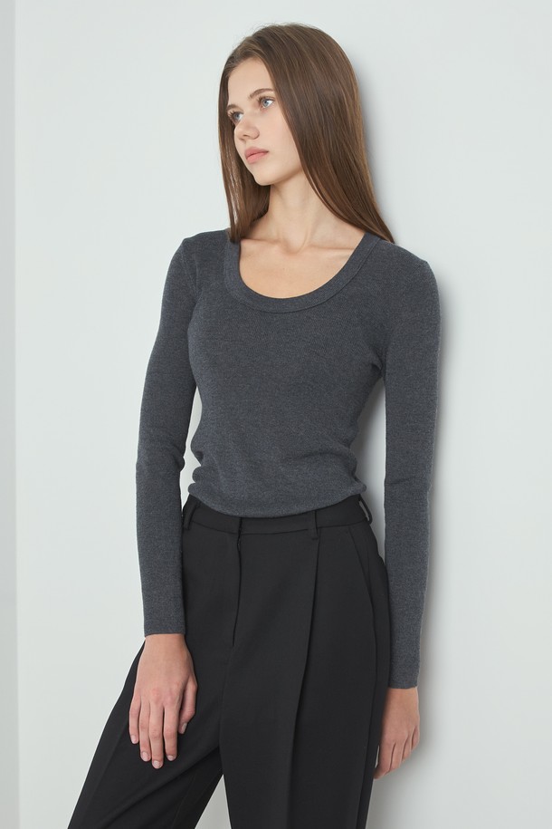 차콜 색상의 베이직 니트입니다. 여성 의류로, 가을과 겨울에 착용하기 좋은 긴 소매 기장의 슬림핏 라운드넥 니트입니다. 얇은 두께감과 부드러운 촉감의 니트 소재로 제작되어 편안한 착용감을 선사합니다. 미니멀하고 심플한 디자인으로 다양한 스타일 연출에 활용할 수 있습니다. 일상복으로 활용하기 좋은 기본 디자인의 니트입니다.
