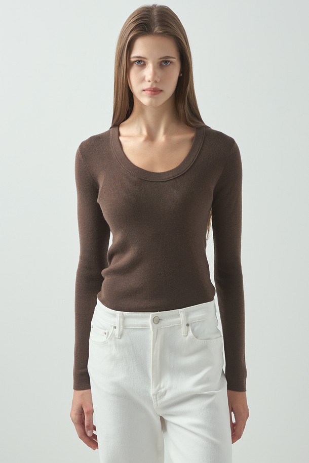 베이직 니트_브라운은 여성용 상의로, 봄, 가을, 겨울 모두 활용 가능한 긴 소매의 라운드넥 니트입니다. 얇은 두께의 부드러운 니트 소재로 제작되어 편안한 착용감을 선사하며, 슬림핏 디자인으로 여성스러운 실루엣을 연출합니다. 무지 디자인과 브라운 컬러는 베이직하면서도 미니멀한 스타일을 완성하여 출근룩, 모임룩 등 다양한 TPO에 활용하기 좋습니다. 미니멀, 클래식, 캐주얼 스타일을 즐겨 입는 분들께 추천하는 기본 아이템입니다.

