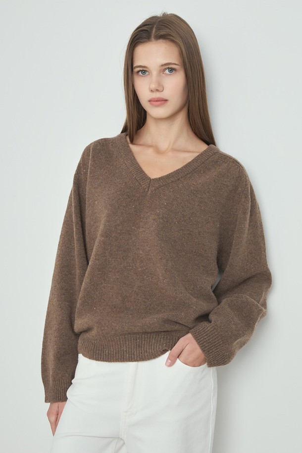 **Essential Knit_Brown (에센셜 니트_브라운)**은 여성 의류로, 가을과 겨울에 어울리는 브라운 컬러의 브이넥 크롭 니트 스웨터입니다. 울과 아크릴 혼방 소재로 제작되어 부드러운 촉감을 선사하며, 두꺼운 두께감으로 따뜻하게 착용할 수 있습니다. 베이직하고 미니멀한 스타일로, 데이트룩과 같은 TPO에 잘 어울립니다. 루즈핏의 긴소매 디자인으로 편안하면서도 세련된 느낌을 연출합니다. 무지 패턴으로 다양한 하의와 매치하기 용이하며, 미니멀, 클래식 스타일을 선호하는 분들께 추천합니다.
