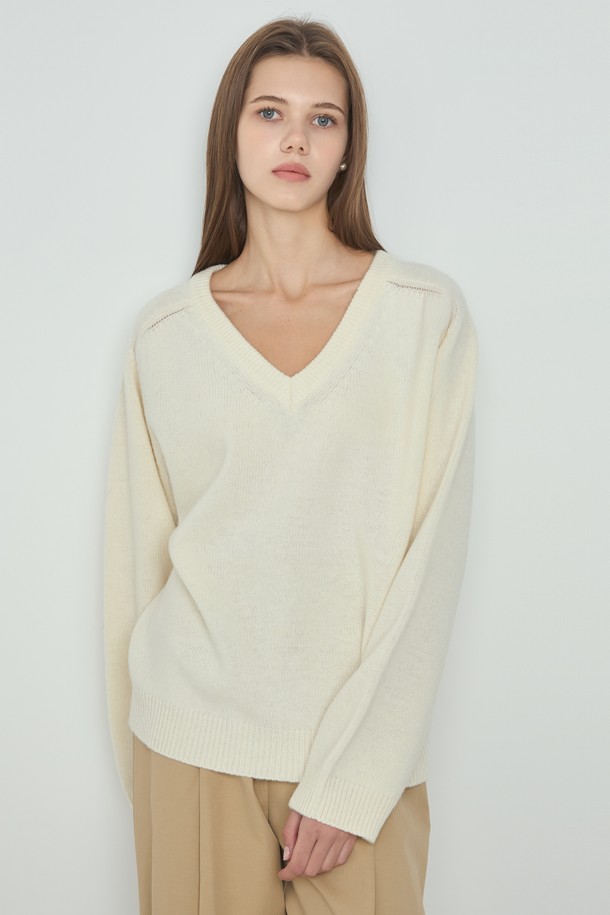아이보리 컬러의 에센셜 니트입니다. 여성 의류로, 가을과 겨울에 따뜻하게 착용하기 좋은 두꺼운 두께감의 V넥 니트입니다. 울과 아크릴 혼방 소재로 부드러운 촉감을 선사하며, 베이직하고 미니멀한 스타일을 연출합니다. 루즈핏과 볼륨 소매 디자인으로 편안하면서도 세련된 느낌을 더했습니다. 무지 패턴의 긴소매 디자인으로 다양한 룩에 활용하기 좋습니다.
