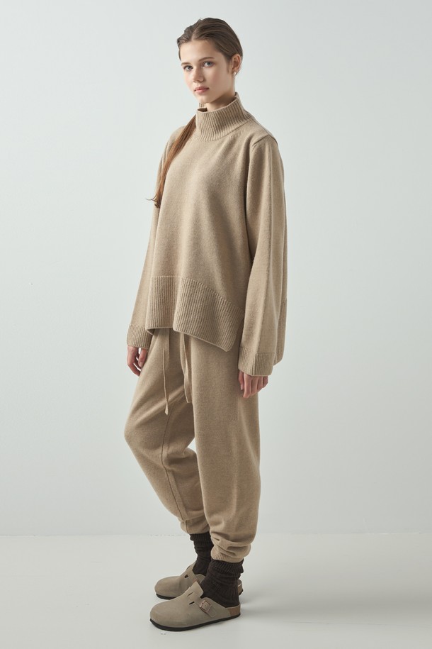 "Lu(루) 니트 조거 팬츠_카멜"은 부드러운 니트 소재로 제작되어 편안한 착용감을 선사합니다. 가을, 겨울 시즌에 어울리는 두꺼운 두께감으로 따뜻하게 입을 수 있으며, 릴랙스 핏과 조거 스타일로 캐주얼하고 베이직한 분위기를 연출합니다. 허리 밴딩 디테일로 활동성을 더했으며, 집콕룩이나 산책룩 등 다양한 TPO에 활용 가능합니다. 미니멀한 스타일을 즐기는 여성분들께 추천하는 아이템입니다. 무지 패턴의 카멜 컬러로 어떤 상의와도 쉽게 매치할 수 있습니다.
