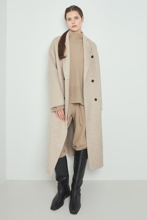 베이직한 디자인으로 데일리 하게 즐기기 좋은 투웨이 핸드메이드 코트입니다. 부드러운 촉감의 울 소재로 제작되어 가을, 겨울 시즌 따뜻하게 착용할 수 있습니다. 미니멀하고 클래식한 무드로 출근룩, 오피스룩, 모임룩 등 다양한 TPO에 활용 가능합니다. 롱 기장에 레귤러 핏으로 제작되었으며, 후드 디자인과 버튼 여밈으로 실용성을 더했습니다. 오트 베이지 컬러의 무지 디자인으로 어떤 옷에도 쉽게 매치할 수 있습니다.
