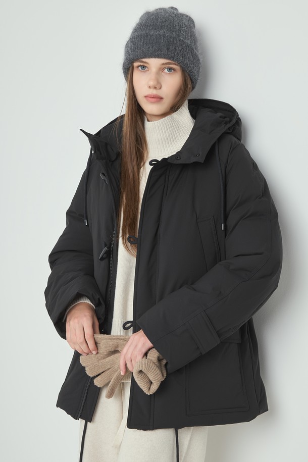 Goose 더블 패딩_블랙은 여성 겨울철 일상룩을 위한 패딩입니다. 미니멀하고 캐주얼한 스타일로, 무지 디자인에 오버핏 크롭 기장으로 제작되었습니다. 부드러운 촉감의 나일론 소재와 두꺼운 두께로 보온성을 높였으며, 후드, 덕다운, 포켓 등의 특징을 갖추고 있습니다. 집업 여밈 방식에 긴 소매로 편안하게 착용할 수 있으며, 안감은 패딩 처리되었습니다.
