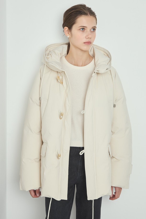 아이보리 컬러의 Goose 더블 패딩입니다. 캐주얼, 미니멀, 클래식 스타일을 아우르는 디자인으로, 겨울철 일상에서 따뜻하게 착용할 수 있습니다. 700FP 구스다운 충전재와 두꺼운 두께감으로 보온성을 높였으며, 부드러운 촉감이 특징입니다. 래글런 슬리브와 허리 스트링 조절, 토글 여밈 방식이 적용되어 편안한 착용감을 제공합니다. 레귤러핏의 긴소매 디자인으로 다양한 스타일 연출이 가능합니다.
