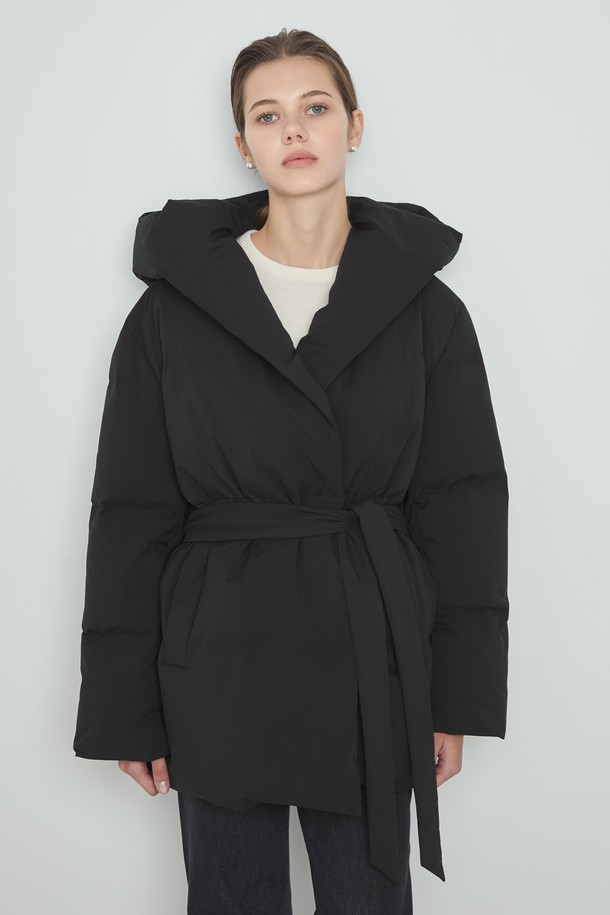 Cloud 패딩_블랙은 겨울철 여성의 우아함과 따뜻함을 책임지는 롱 기장의 오버핏 패딩 점퍼입니다. 부드러운 촉감의 폴리에스테르 소재로 제작되었으며, 두꺼운 두께감과 퀼팅 안감으로 뛰어난 보온성을 제공합니다. 미니멀하고 베이직한 디자인으로 출근룩이나 모임룩 등 다양한 TPO에 활용 가능하며, 벨트 디테일과 후드가 더해져 스타일리시함을 더합니다. 긴 소매, 무지 패턴, 블랙 컬러로 어떤 스타일에도 쉽게 매치할 수 있으며, 클래식, 캐주얼 무드를 연출하기 좋습니다.
