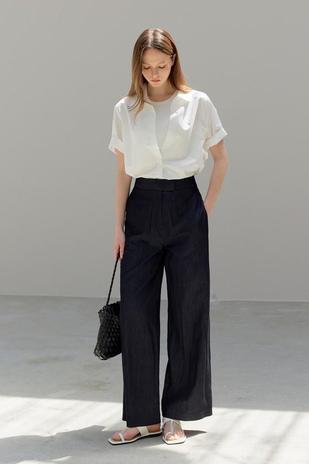 Feminine Shirt_아이보리 셔츠는 모던하고 세련된 실루엣을 자랑하는 여성 셔츠/블라우스입니다. 아이보리 및 버터베이지 컬러로 출시되어 부드럽고 우아한 분위기를 연출하며, 봄, 여름 계절에 데이트룩, 카페룩, 출근룩 등 다양한 TPO에 활용하기 좋습니다. 루즈핏과 라운드넥 디자인으로 편안한 착용감을 제공하며, 클래식하고 미니멀한 스타일을 선호하는 분들께 적합합니다. 폴리에스터와 면 혼방 소재로 제작되어 부드러운 촉감을 선사하며, 무지 패턴의 반소매 디자인으로 어떤 하의와도 쉽게 매치할 수 있습니다.
