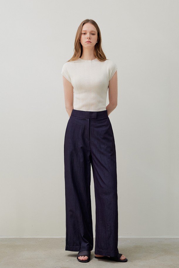 인디고 컬러의 Post Pants (포스트 팬츠)는 여성분들을 위한 데일리 캐주얼 팬츠입니다. 레이온, 나일론, 텐셀 혼방 소재로 제작되어 부드러운 촉감과 린넨과 같은 시원한 소재감을 선사합니다. 와이드 핏과 루즈핏으로 편안하면서도 세련된 스타일을 연출하며, 쇼핑룩이나 카페룩에 잘 어울립니다. 미니멀, 클래식 스타일을 즐겨 입는 분들께 추천하며, 사계절 내내 활용 가능합니다.
