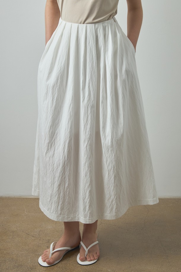 Lea 스커트_아이보리는 여름철 가볍게 즐기기 좋은 여성용 플레어 스커트입니다. 아이보리 및 베이지 컬러로 미니멀한 무드를 연출하며, 레이온과 나일론 혼방의 얇고 부드러운 소재로 제작되어 편안한 착용감을 선사합니다. 뒷면 밴딩 처리와 루즈핏으로 활동성을 높였으며, 통기성이 뛰어나 시원하게 입을 수 있습니다. 데일리룩은 물론 카페룩, 여행룩 등 다양한 TPO에 활용 가능하며, 미니멀, 클래식, 캐주얼 스타일을 모두 소화할 수 있습니다.
