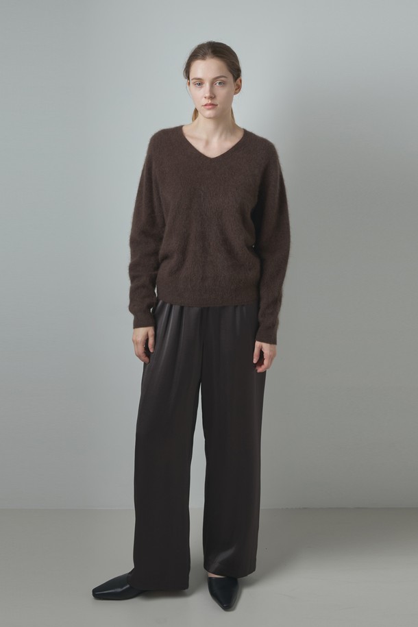 부드러운 촉감이 돋보이는 실키 와이드 팬츠_브라운입니다. 봄, 가을에 어울리는 얇은 두께감으로, 루즈핏 실루엣이 편안하면서도 우아한 무드를 연출합니다. 베이직한 디자인에 브라운, 아이보리, 다크그레이 세 가지 색상으로 출시되어 어떤 상의와도 손쉽게 매치 가능합니다. 허리 밴딩 처리로 편안한 착용감을 선사하며, 데이트룩, 카페룩, 모임룩 등 다양한 TPO에 활용할 수 있습니다. 미니멀, 시크, 클래식 스타일을 즐겨 입는 여성분들께 추천합니다.
