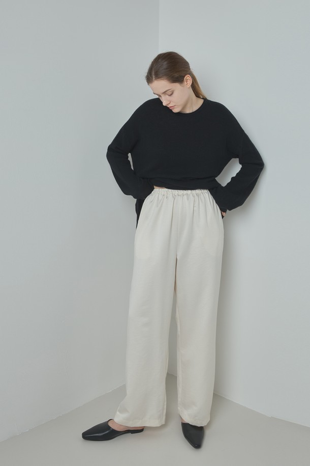 실키 팬츠_아이보리는 부드러운 촉감과 우아한 스타일을 연출하는 여성용 실키 와이드 팬츠입니다. 봄, 여름, 가을에 착용하기 좋으며, 베이직하면서도 세련된 무드를 자아냅니다. 아이보리, 브라운, 다크 그레이 세 가지 색상으로 출시되었으며, 얇은 두께감과 루즈핏으로 편안한 착용감을 선사합니다. 밴딩 처리된 허리 부분과 실키한 텍스처가 특징이며, 데이트룩, 카페룩, 모임룩 등 다양한 TPO에 활용 가능합니다. 니트웨어와 함께 매치하여 클래식하고 미니멀한 스타일을 연출하거나, 캐주얼한 상의와 함께 편안하게 스타일링할 수 있습니다.
