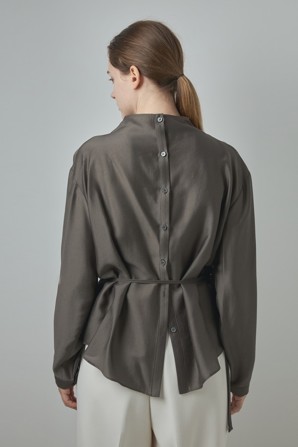 Lea 블라우스_카키 브라운은 모던하고 미니멀한 스타일을 추구하는 여성들을 위한 상의 블라우스입니다. 부드러운 모달과 폴리에스테르 혼방 소재로 제작되어 봄, 가을에 착용하기 좋으며, 얇은 두께감으로 편안한 착용감을 선사합니다. 하프넥 디자인과 허리 스트랩 디테일이 특징이며, 투웨이 스타일링이 가능하여 다양한 연출을 즐길 수 있습니다. 드레이프 네크라인과 은은한 광택감이 고급스러운 분위기를 더하며, 데이트룩, 오피스룩, 모임룩 등 다양한 TPO에 활용 가능합니다. 차분한 카키 브라운, 아이보리, 다크 그레이 컬러로 출시되어 클래식, 미니멀, 시크한 스타일을 연출하기에 좋습니다.
