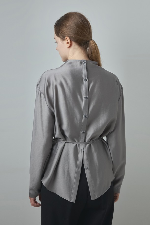 Lea Blouse_그레이는 모던하고 미니멀한 스타일을 추구하는 여성들을 위한 블라우스입니다. 부드러운 모달과 폴리에스테르 혼방 소재로 제작되어 봄, 가을 시즌에 적합하며, 얇은 두께감으로 편안한 착용감을 선사합니다. 차분한 다크그레이, 아이보리, 카키브라운 컬러로 출시되어 다양한 룩에 매치하기 용이하며, 허리 스트랩 디테일과 드레이프 네크라인, 은은한 광택감이 특징입니다. 루즈핏과 긴소매, 하프넥 디자인으로 세련된 분위기를 연출하며, 데이트룩, 카페룩, 출근룩 등 TPO에 맞춰 투웨이 스타일링이 가능합니다. 미니멀, 클래식, 시크한 스타일을 즐기는 분들께 추천합니다.
