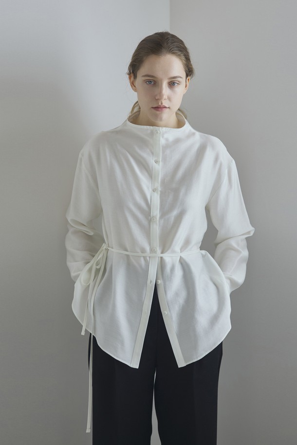 Lea 블라우스_아이보리는 부드러운 모달과 폴리에스터 혼방 소재로 제작되어 은은한 광택감과 고급스러운 분위기를 자아냅니다. 반소매 기장에 레귤러핏으로 편안하게 착용 가능하며, 허리 스트랩 디테일로 다양한 스타일 연출이 가능합니다. 드레이프 네크라인과 하프넥 디자인이 우아함을 더하며, 미니멀하고 클래식한 스타일을 선호하는 여성분들께 데이트룩, 모임룩으로 추천합니다. 아이보리, 다크그레이, 카키브라운 세 가지 컬러로 출시되어, 취향에 맞게 선택하여 봄, 여름, 가을 시즌에 활용할 수 있습니다. 투웨이 스타일링이 가능하여, 실용성까지 갖춘 블라우스입니다.
