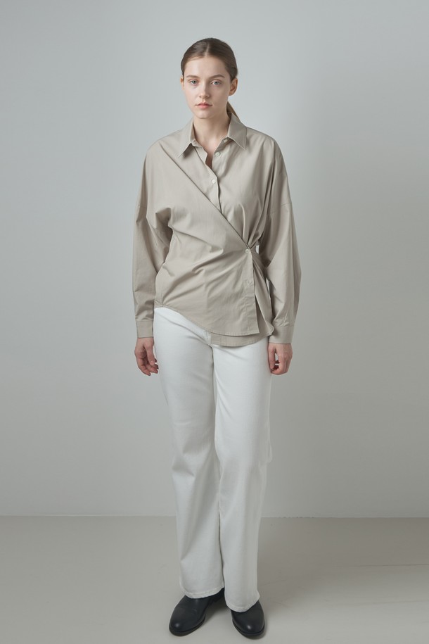 베이지와 아이보리 컬러로 구성된 'Low 셔츠'는 여성스러운 매력을 더하는 셔츠/블라우스입니다. 봄, 여름, 가을 계절에 어울리는 면 소재의 부드러운 촉감이 특징이며, 루즈핏과 오버핏으로 편안한 착용감을 선사합니다. 차이나칼라와 반소매 디자인, 무지 패턴, 사이드 버튼 디테일이 클래식하면서도 미니멀한 스타일을 연출합니다. 데이트룩이나 카페룩 등 다양한 TPO에 활용 가능하며, 투웨이 스타일링으로 폭넓은 스타일을 즐길 수 있습니다.
