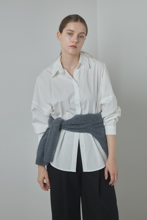 로우 셔츠_아이보리(Low Shirt_Ivory)는 부드러운 면 소재로 제작되어 편안한 착용감을 선사하는 여성 셔츠입니다. 차이나 칼라 디자인과 긴 소매, 루즈핏 또는 오버핏으로 출시되어 클래식하면서도 미니멀한 무드를 연출합니다. 얇은 두께감으로 봄, 여름, 가을 시즌에 활용하기 좋으며, 사이드 버튼 여밈 방식과 투웨이 스타일링이 가능한 것이 특징입니다. 데이트룩, 카페룩 등 다양한 TPO에 맞춰 스타일리시하게 연출할 수 있습니다. 아이보리 및 베이지 컬러로 출시되어 어떤 룩에도 자연스럽게 매치됩니다.
