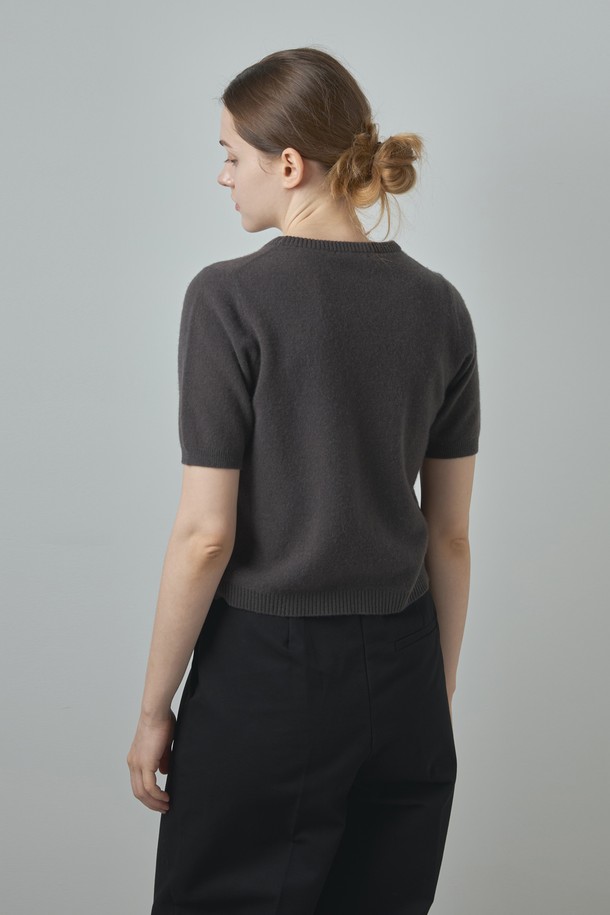 부드러운 라운드 니트_다크 그레이는 여성들을 위한 상의 니트/스웨터입니다. 가을과 겨울에 어울리는 두꺼운 두께감의 레귤러핏 긴소매 니트로, 라운드넥 디자인과 베이직, 미니멀 스타일을 갖췄습니다. 울 소재와 캐시미어 블렌드 소재로 제작되어 부드러운 촉감을 자랑하며, 무지 패턴의 다크 그레이 컬러가 어떤 룩에도 잘 어울립니다. 이너 또는 단독으로 착용 가능하며, 겨울 데일리룩, 오피스룩, 모임룩 등 다양한 TPO에 활용할 수 있는 기본 니트 아이템입니다.
