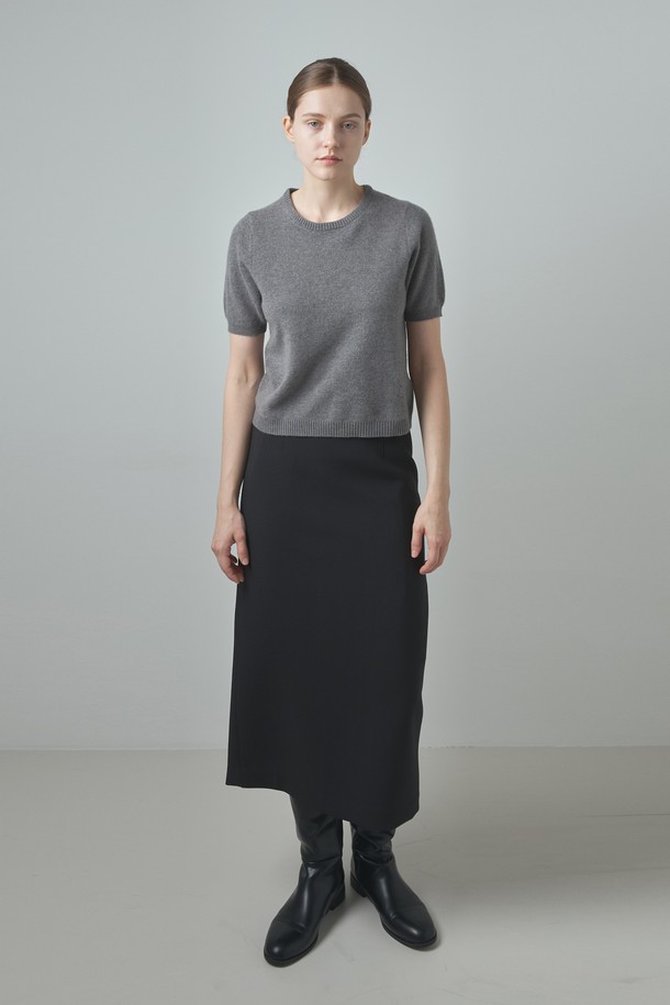 소프트 라운드 니트_그레이는 부드러운 촉감의 울 소재와 캐시미어 혼방으로 제작되어 편안한 착용감을 선사합니다. 라운드넥과 레귤러핏으로 디자인되어 베이직하면서도 미니멀한 스타일을 연출하며, 봄, 가을, 겨울에 활용하기 좋습니다. 얇은 두께로 이너 또는 단독으로 착용 가능하며, 데이트룩, 카페룩 등 다양한 TPO에 잘 어울립니다. 반소매 기장으로 레이어드하여 스타일리시하게 연출할 수 있습니다. 무지 패턴의 그레이 컬러는 어떤 옷에도 쉽게 매치되어 활용도가 높습니다.
