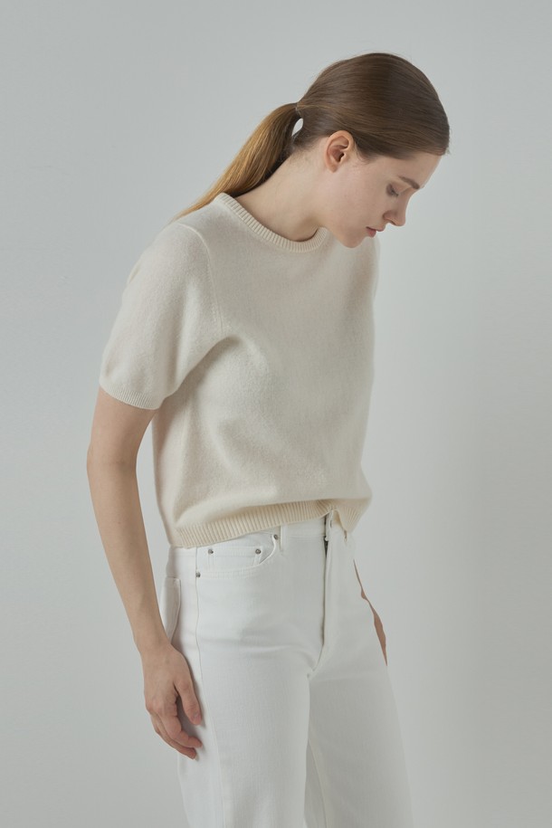 아이보리 컬러의 Soft Round Knit(소프트 라운드 니트)는 부드러운 촉감의 캐시미어 혼방 소재로 제작되어 포근함을 선사합니다. 넉넉한 두께감과 긴 소매 기장으로 가을, 겨울철 따뜻하게 착용 가능하며, 데일리룩, 집콕룩, 데이트룩 등 다양한 TPO에 활용하기 좋습니다. 베이직하고 미니멀한 디자인으로 어떤 스타일에도 자연스럽게 어울리며, 단독 또는 이너로 레이어드하여 활용할 수 있습니다. 라운드넥과 레귤러핏으로 편안한 착용감을 제공하며, 무지 디자인으로 심플함을 더했습니다.
