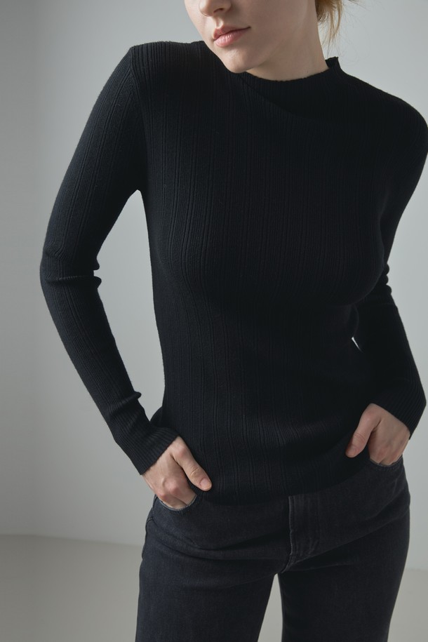 세련된 반 하이넥 디자인의 Half neck Knit_Black(하프 넥 니트_블랙)입니다. 슬림핏으로 여성스러운 실루엣을 연출하며, 부드러운 촉감의 VISCOSE(비스코스)와 POLY(폴리) 혼방 소재로 제작되었습니다. 블랙과 아이보리 두 가지 색상으로 출시되어, 다양한 스타일링에 활용하기 좋습니다. 골지 패턴과 긴 소매 디자인이 특징이며, 데이트룩, 카페룩, 겨울 데일리룩 등 폭넓은 TPO에 어울립니다. 클래식, 미니멀, 캐주얼 스타일을 즐겨 입는 분들께 추천합니다.
