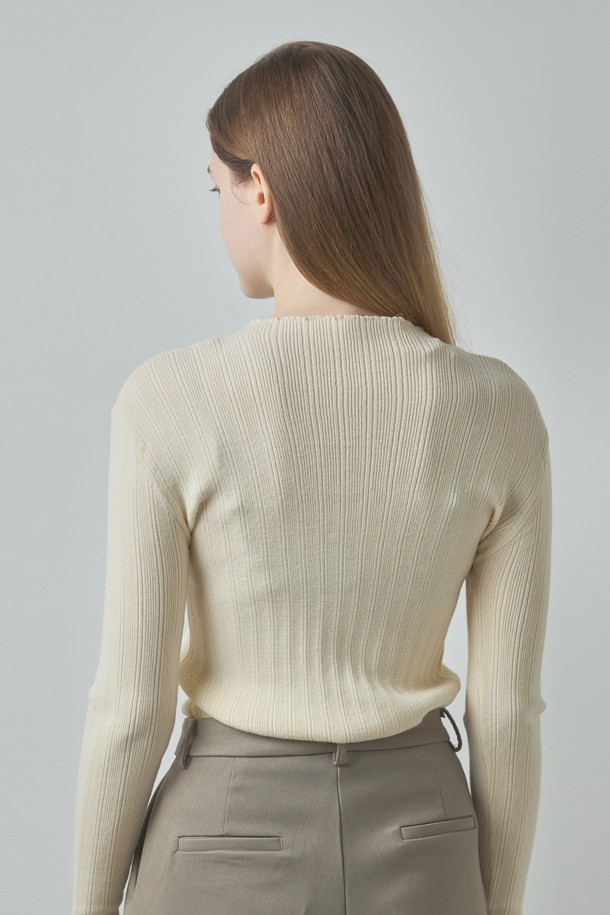 **Half neck Knit_아이보리**는 여성스러운 분위기를 연출하는 베이직 스타일의 하프넥 니트입니다. 부드러운 촉감과 신축성을 자랑하는 VISCOSE, POLY 혼방 소재로 제작되어 가을, 겨울 시즌에 착용하기 좋습니다. 슬림핏 디자인과 골지 패턴이 은은한 포인트를 더하며, 얇은 두께감으로 이너 또는 단독으로 활용하기 좋습니다. 데일리룩, 미니멀, 클래식, 캐주얼 스타일 모두 소화 가능한 활용도 높은 아이템입니다.
