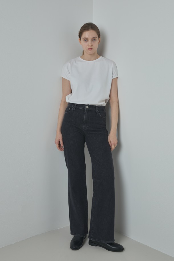 Cigarette 프리미엄 데님_블랙은 여성용 데님 팬츠입니다. 블랙과 인디고 두 가지 컬러로 출시되었으며, 사계절 내내 착용 가능한 긴 기장의 부츠컷 데님 팬츠입니다. 면, 폴리에스터, 라이크라 혼방 소재로 제작되어 부드러운 촉감과 우수한 신축성을 자랑하며, T400 폴리에스터 소재를 사용하여 내구성을 높였습니다. 베이직하고 캐주얼한 스타일로, 일상에서 편안하게 착용할 수 있는 레귤러핏 데님입니다.
