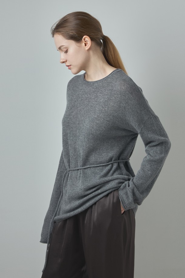 부드러운 캐시미어 소재의 "벨티드 라운드 캐시미어 니트_그레이"입니다. 미니멀하고 베이직한 스타일로, 가을과 겨울에 따뜻하게 착용하기 좋습니다. 라운드넥 디자인에 레귤러 핏으로 제작되었으며, 허리 부분의 벨트 디테일이 포인트입니다. 두께감 있는 소재로 포근함을 더하며, 긴 소매 기장으로 팔 전체를 감싸줍니다. 일상복으로 활용하기 좋은 그레이 컬러의 니트입니다.
