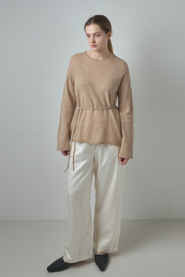 베이지 색상의 Belted Round Cashmere Knit (벨티드 라운드 캐시미어 니트)는 여성용 니트/스웨터입니다. 부드러운 캐시미어 소재로 제작되어 가을과 겨울에 따뜻하게 착용할 수 있으며, 두꺼운 두께감으로 포근함을 더합니다. 라운드넥과 긴 소매, 레귤러핏 디자인으로 미니멀하고 베이직한 스타일을 연출하며, 벨트 디테일이 포인트입니다. 출근룩과 모임룩에 활용하기 좋은 아이템입니다.
