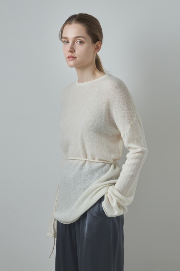"Belted Round Knit_아이보리"는 부드러운 울과 캐시미어 혼방 소재의 라운드넥 니트/스웨터입니다. 허리 스트랩 디테일로 포인트를 주어 베이직하면서도 세련된 스타일을 연출합니다. 가을, 겨울 시즌 데일리룩, 카페룩, 모임룩 등 다양한 TPO에 활용하기 좋습니다.  루즈핏으로 편안한 착용감을 선사하며, 아이보리, 베이지, 그레이, 블랙 4가지 색상으로 만나보실 수 있습니다. 클래식, 미니멀, 캐주얼 스타일을 즐겨 입는 여성분들께 추천합니다.
