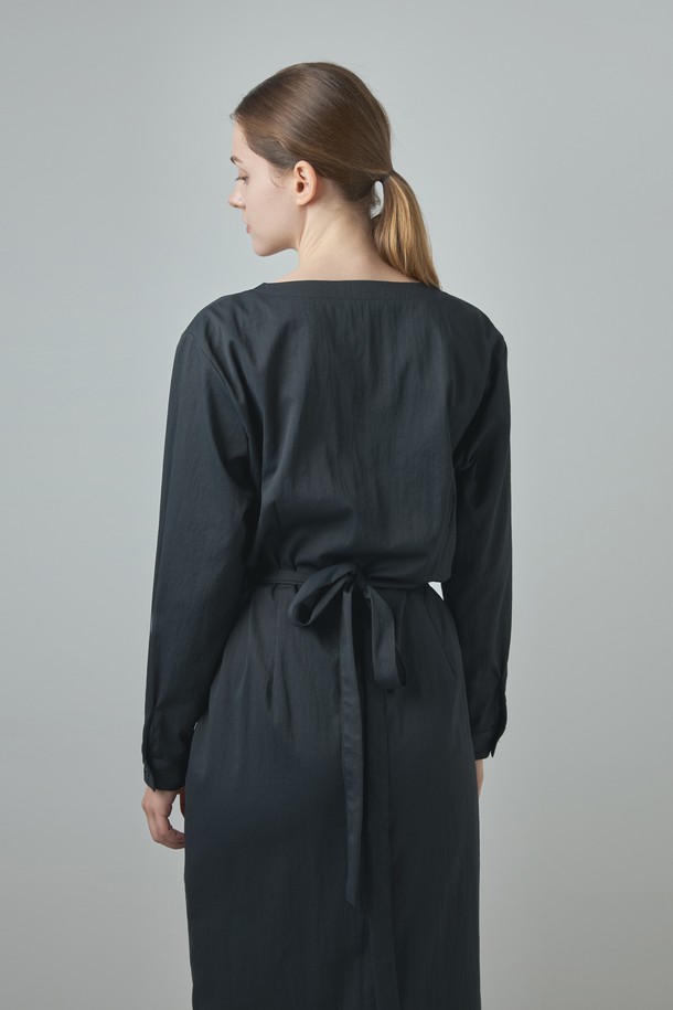 Mood Wrap Ops_Dark Gray (무드 랩 옵스_다크 그레이)는 여성스러운 분위기를 연출하는 랩 원피스입니다. 다크 그레이와 베이지 컬러로 출시되어 있으며, 봄, 가을 계절에 어울립니다. 모던한 스타일로, 브이넥 디자인과 긴 소매가 특징입니다. 폴리에스테르와 나일론 혼방 소재로 제작되어 편안한 착용감을 선사하며, 프리사이즈로 다양한 체형에 잘 맞습니다. 데이트룩, 모임룩, 카페룩 등 다채로운 TPO에 클래식, 미니멀, 시크한 스타일로 활용 가능합니다.
