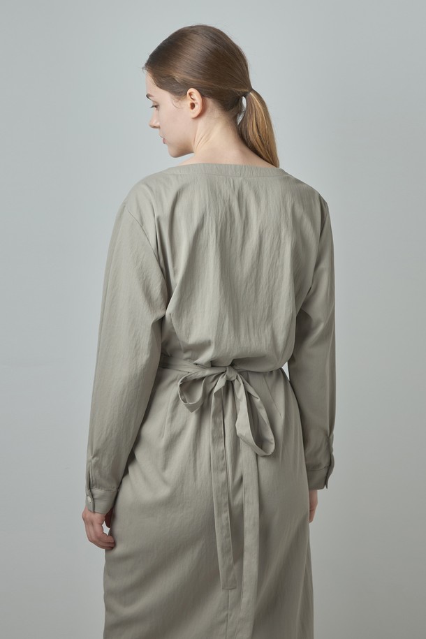 Mood Wrap Ops(무드 랩 옵스)_Beige는 모던한 무드의 여성용 원피스입니다. Beige와 Dark Gray 두 가지 색상으로 출시되었으며, 폴리에스테르와 나일론 혼방 소재로 제작되어 사계절 내내 착용 가능합니다. 크로스 디테일 포인트와 긴소매 디자인이 특징이며, 데이트룩, 모임룩에 어울리는 미니멀, 클래식, 시크 스타일을 연출할 수 있습니다. 다양한 스타일링이 가능하여 활용도가 높습니다. 레귤러핏으로 편안하게 착용할 수 있습니다.
