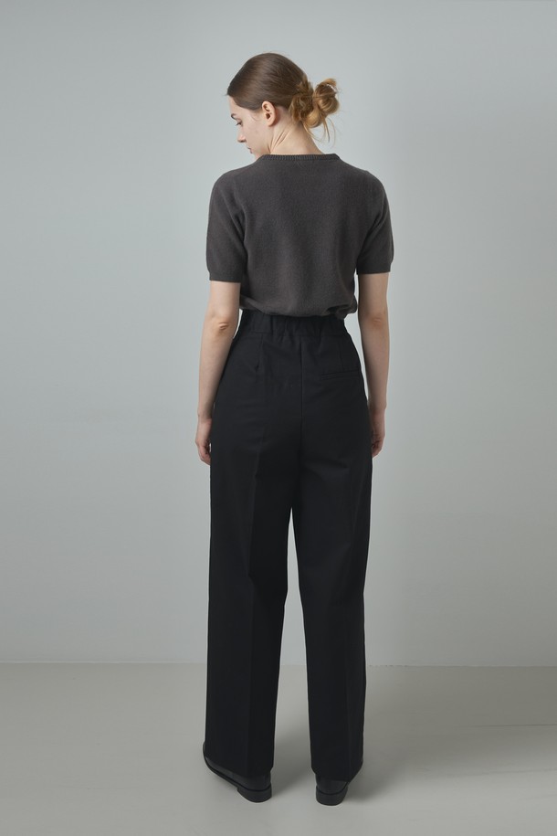 Burken Pants_Black (버켄 팬츠_블랙)는 미니멀하고 베이직한 스타일의 여성 코튼 와이드 팬츠입니다. 부드러운 면 소재로 제작되어 편안한 착용감을 선사하며, 릴랙스 실루엣과 투턱 디테일이 특징입니다. 봄, 여름, 가을 시즌에 활용하기 좋으며, 데이트룩이나 카페룩 등 다양한 TPO에 매치하기 좋습니다. 매트 피니시 마감으로 은은한 분위기를 더하며, 스트레이트 핏으로 깔끔하게 떨어지는 실루엣을 연출합니다. 블랙과 베이지 두 가지 색상으로 출시되어, 폭넓은 스타일 연출이 가능합니다.
