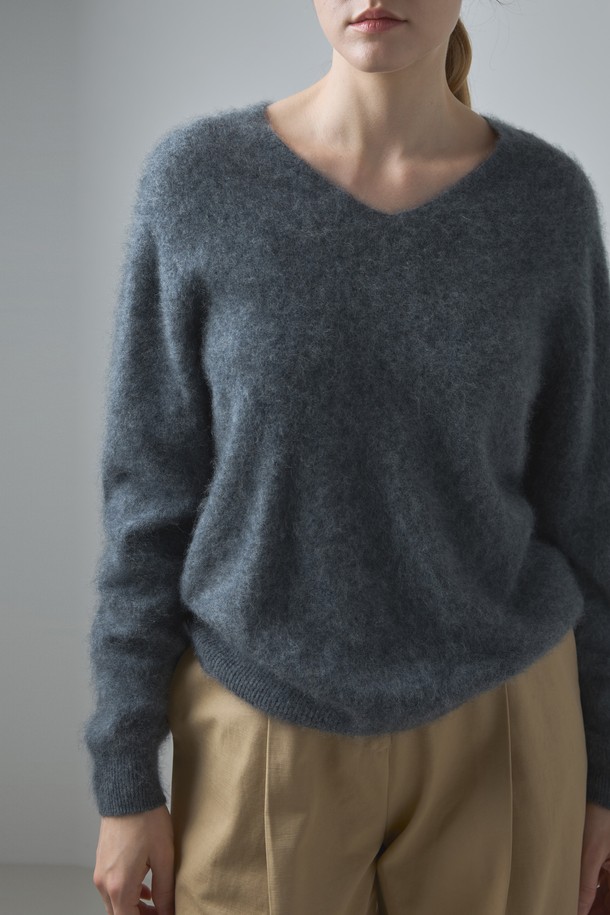 **V 캐시미어 니트_그레이**는 부드러운 촉감과 고급스러운 분위기를 선사하는 여성용 브이넥 니트입니다. 가을, 겨울 시즌에 어울리는 두꺼운 두께감으로 뛰어난 보온성을 자랑하며, 일상 및 출근룩, 모임룩 등 다양한 TPO에 활용할 수 있습니다. 미니멀하고 베이직한 디자인은 클래식한 스타일을 선호하는 분들께 적합하며, 루즈핏으로 편안한 착용감을 제공합니다. 고급 캐시미어 소재 특유의 우아함이 돋보이는 무지 스타일의 긴소매 니트입니다.
