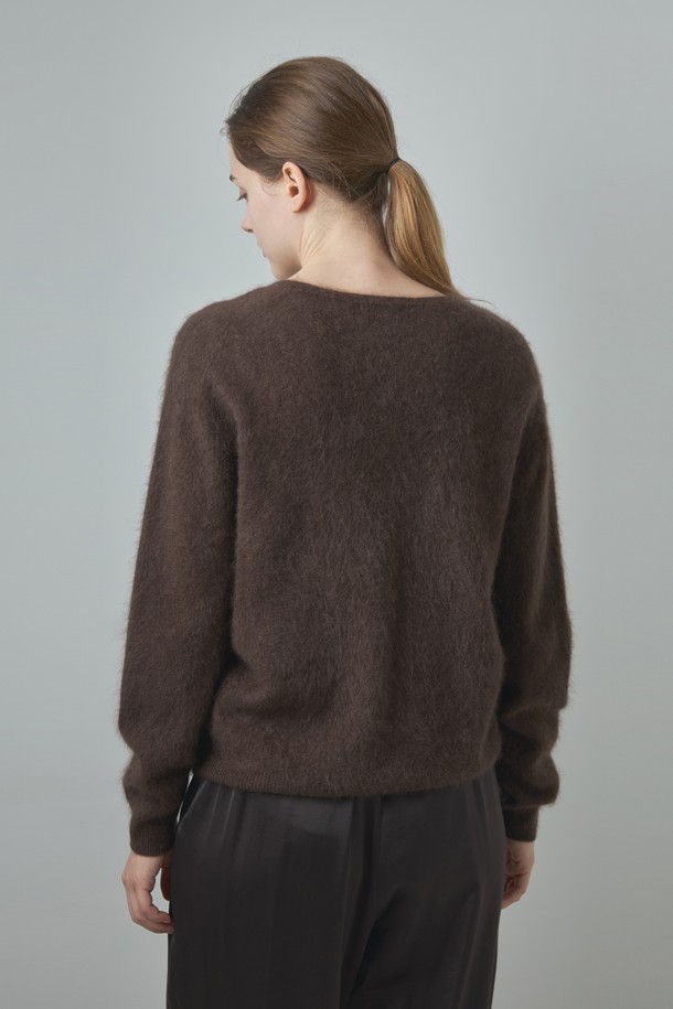 부드러운 촉감의 고급스러운 캐시미어 소재, V 캐시미어 니트_브라운입니다. 가을과 겨울, 일상과 출근룩, 모임룩에 모두 잘 어울리는 베이직하고 미니멀한 스타일입니다. 루즈핏으로 편안함을 더했으며, 두꺼운 두께감으로 따뜻하게 착용할 수 있습니다. 브이넥 디자인과 긴 소매 기장으로 세련된 분위기를 연출하며, 무지 패턴으로 어떤 하의와도 쉽게 매치할 수 있습니다. 클래식, 미니멀, 캐주얼 등 다양한 스타일을 소화하는 활용도 높은 아이템입니다.
