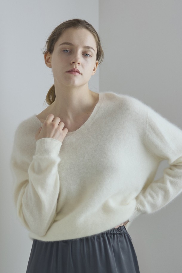 아이보리 컬러의 V 캐시미어 니트입니다. 부드러운 촉감의 캐시미어 소재로 제작되어 가을, 겨울 시즌에 따뜻하게 착용할 수 있습니다. 미니멀하고 베이직한 스타일로, 출근룩이나 모임룩 등 다양한 TPO에 활용하기 좋습니다. 넉넉한 루즈핏 실루엣과 브이넥 디자인이 특징이며, 긴 소매 기장으로 편안함을 더했습니다. 클래식한 무드를 연출하기에 좋은 아이템입니다.
