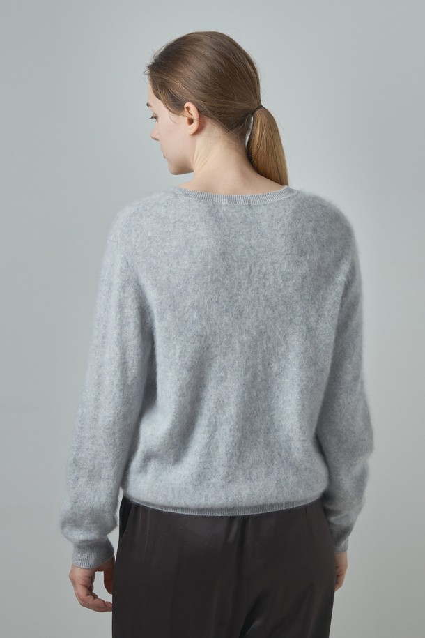 따뜻함과 부드러움을 선사하는 투웨이 캐시미어 가디건_그레이입니다. 베이직하고 미니멀한 디자인으로, 가을과 겨울에 활용하기 좋습니다. 부드러운 촉감의 레귤러핏 캐시미어 소재로 제작되었으며, V넥 디자인과 긴 소매 기장이 특징입니다. 버튼으로 여밈이 가능하며, 투웨이 착용으로 다양한 스타일을 연출할 수 있습니다. 출근룩, 오피스룩, 모임룩 등 TPO에 맞춰 클래식하고 미니멀하게 연출해보세요.
