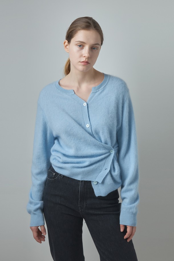 파우더 블루 색상의 Two way 캐시미어 가디건입니다. 부드러운 촉감의 캐시미어 소재로 제작되었으며, 라운드넥에 레귤러핏으로 편안하게 착용할 수 있습니다. 봄, 가을, 겨울 세 계절 모두 활용 가능하며, 미니멀하고 베이직한 스타일을 연출하기 좋습니다. 투웨이 스타일과 버튼다운 디자인으로 다양한 연출이 가능하며, 긴 소매와 두꺼운 두께감으로 따뜻함을 더했습니다.

