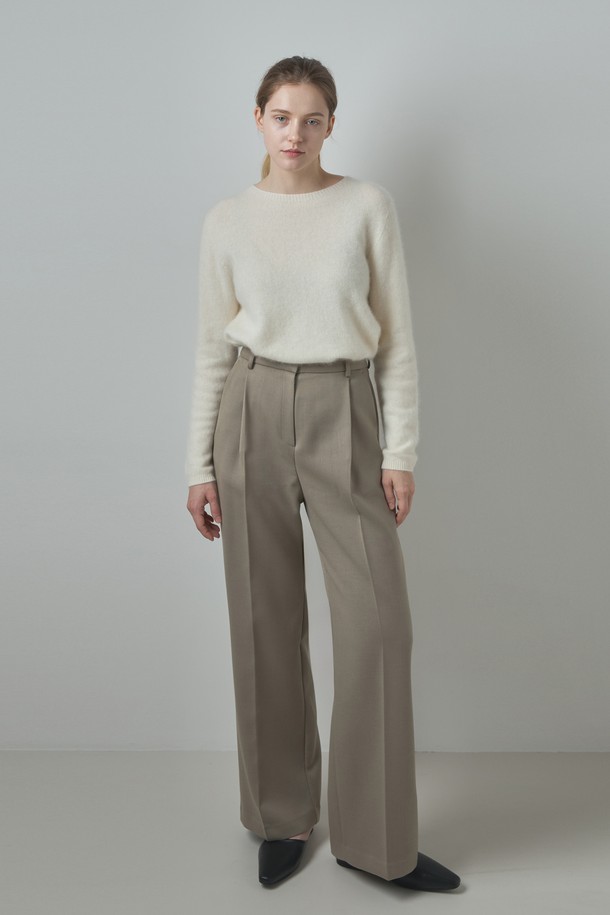 베이지 색상의 포멀 팬츠는 여성 고객을 위한 세련된 아이템입니다. 일상과 포멀한 자리 모두에 잘 어울리는 활용도 높은 디자인으로, 봄, 가을에 입기 좋습니다. 폴리에스테르, 레이온, 텐셀, 울 등 부드러운 촉감의 고급 소재를 사용하여 편안한 착용감을 선사합니다. 와이드 핏과 루즈핏으로 편안하면서도 모던하고 포멀한 스타일을 연출하며, 오피스룩, 비즈니스 캐주얼, 모임룩 등 다양한 TPO에 적합합니다. 세련된 텍스처와 엘롱게이티드 실루엣이 특징인 클래식, 미니멀, 시크 스타일의 팬츠입니다.
