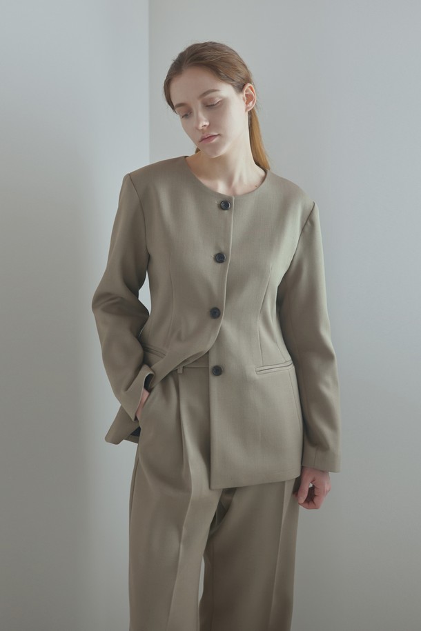 포멀 라인 재킷_베이지는 여성용 자켓으로, 미니멀하고 클래식한 스타일을 추구하는 분들을 위한 제품입니다. 봄, 가을 계절에 적합하며, 부드러운 촉감과 중간 두께감으로 편안하게 착용할 수 있습니다. 크롭 기장의 레귤러핏으로, 무지 패턴과 버튼 여밈 방식을 갖춘 포멀 재킷입니다. 오피스룩, 출근룩, 모임룩 등 다양한 TPO에 활용 가능하며, 폴리에스테르, 레이온, 텐셀, 울 등의 혼용 소재로 제작되었습니다. 클린한 실루엣과 미니멀한 디자인이 특징인 긴소매 자켓입니다.
