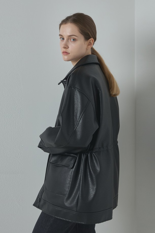 블랙 컬러의 여성용 레더 재킷입니다. 봄, 가을에 착용하기 좋은 얇은 두께의 크롭 기장으로, 캐주얼, 베이직한 스타일을 연출할 수 있습니다. 부드러운 폴리우레탄 소재로 제작되었으며, 긴 소매와 버튼 여밈 방식, 포켓 디테일이 특징입니다. 데이트룩, 쇼핑룩에 매치하여 캐주얼, 미니멀, 클래식한 스타일을 완성해보세요. 루즈핏으로 편안하게 착용 가능합니다.
