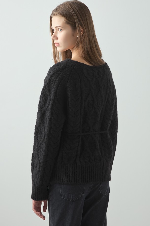 알파카 케이블 니트_블랙은 여성스러운 실루엣을 연출하는 겨울용 니트 스웨터입니다. 울, 알파카, 아크릴, 나일론 혼방 소재로 제작되어 부드러운 촉감을 선사하며, 두꺼운 두께감으로 따뜻하게 착용할 수 있습니다. 베이직한 스타일의 라운드넥 디자인에, 래글런 소매와 케이블 패턴이 돋보이는 레귤러핏 긴소매 니트입니다. FREE 사이즈로 제작되어 편안하게 착용 가능하며, 클래식, 미니멀, 걸리시 스타일을 즐겨 입는 분들께 추천합니다.
