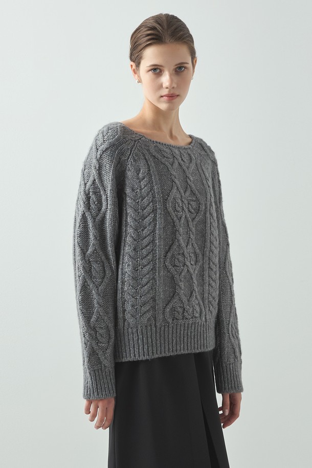 알파카 케이블 니트_그레이는 여성 의류 상의, 니트/스웨터 카테고리에 속하는 제품입니다. 가을과 겨울에 어울리는 두꺼운 두께감의 긴소매 라운드넥 스타일로, 베이직하고 캐주얼한 무드를 연출합니다. 울 소재와 알파카 소재 혼방으로 제작되어 부드러운 촉감을 선사하며, 레귤러핏으로 편안하게 착용 가능합니다. 출근룩과 모임룩은 물론 캐주얼, 클래식, 미니멀 스타일 모두 소화 가능한 활용도 높은 아이템입니다. 케이블 패턴이 돋보이는 디자인으로, 데일리룩에 포인트가 되어줍니다.
