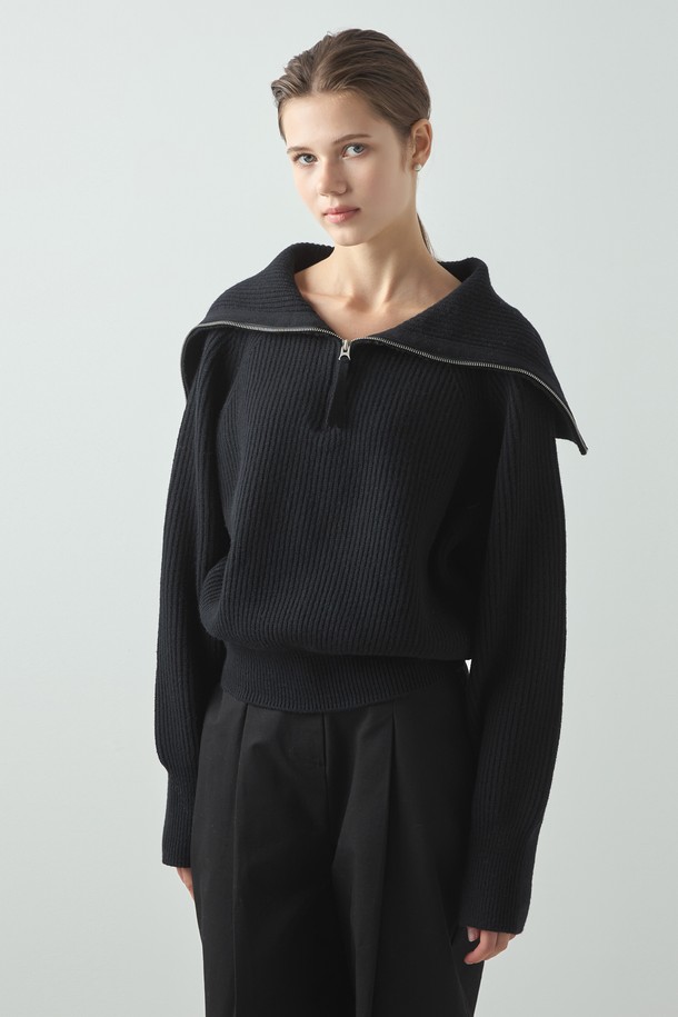 울 데이 니트_블랙은 여성용 상의 니트/스웨터입니다. 가을, 겨울 시즌에 어울리는 두꺼운 두께감의 하이넥 디자인 터틀넥으로, 래글런 소매와 하프 집업 디자인이 특징입니다. 블랙, 버터, 모카 세 가지 색상으로 출시되었으며, 레귤러핏과 긴소매 기장으로 베이직하면서도 미니멀한 스타일을 연출합니다. 울, 나일론, 폴리에스테르 혼방 소재로 제작되어 부드러운 촉감을 선사하며, 일상복으로 활용하기 좋습니다.
