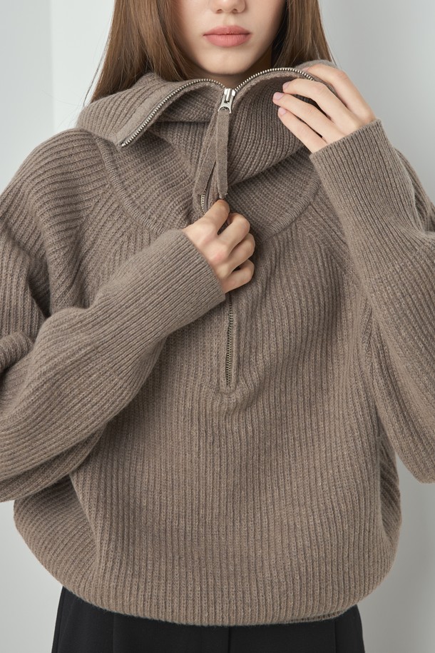 모카 컬러의 울 데이 니트(Wool Day Knit)입니다. 여성 의류로, 가을과 겨울에 입기 좋은 두꺼운 두께감의 하프넥 집업 니트/스웨터입니다. 베이직하고 캐주얼한 스타일로, 골지 패턴과 긴 소매, 오버핏 디자인이 특징입니다. 부드러운 촉감과 칼라 디테일이 돋보이며, 데이트룩과 모임룩, 캐주얼, 클래식, 미니멀 스타일 연출에 적합합니다.
