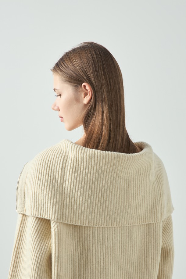 울 데이 니트_버터는 부드러운 촉감의 울 소재로 제작되어 가을, 겨울 시즌에 따뜻하게 착용하기 좋은 여성용 니트입니다. 베이직하고 클래식한 스타일로, 하프넥 디자인과 긴 소매 기장이 특징이며, 레귤러 핏으로 편안하게 착용할 수 있습니다. 버터, 아이보리 두 가지 색상으로 출시되었으며, 골지 패턴과 칼라 및 립 디테일이 돋보입니다. 출근룩 또는 데일리룩으로 활용하기 좋으며, 미니멀한 스타일을 선호하는 분들께 추천합니다.
