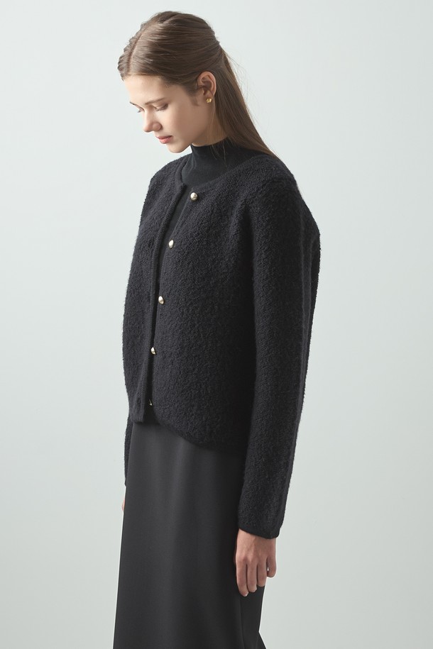 블랙 컬러의 트위드 카디건입니다. 울 소재와 트위드 소재의 조합으로 가을, 겨울 시즌에 적합하며, 두꺼운 두께감으로 따뜻하게 착용할 수 있습니다. 하이넥 디자인과 긴 소매, 레귤러 핏으로 미니멀하고 베이직한 스타일을 연출합니다. 뻣뻣한 촉감과 버튼 디테일, 크롭 실루엣이 특징이며, 오피스룩, 모임룩, 연말 모임룩 등 다양한 TPO에 활용 가능합니다. 클래식, 미니멀, 시크 스타일을 즐겨 입는 여성분들께 추천합니다.
