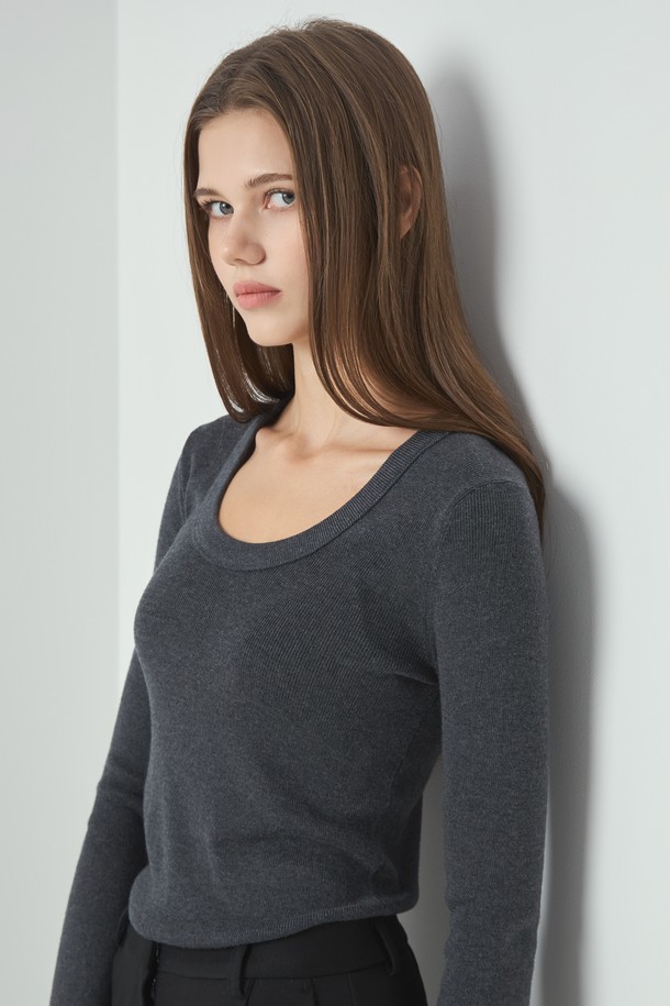 차콜 색상의 베이직 니트입니다. 여성 의류로, 가을과 겨울에 착용하기 좋은 긴 소매 기장의 슬림핏 라운드넥 니트입니다. 얇은 두께감과 부드러운 촉감의 니트 소재로 제작되어 편안한 착용감을 선사합니다. 미니멀하고 심플한 디자인으로 다양한 스타일 연출에 활용할 수 있습니다. 일상복으로 활용하기 좋은 기본 디자인의 니트입니다.
